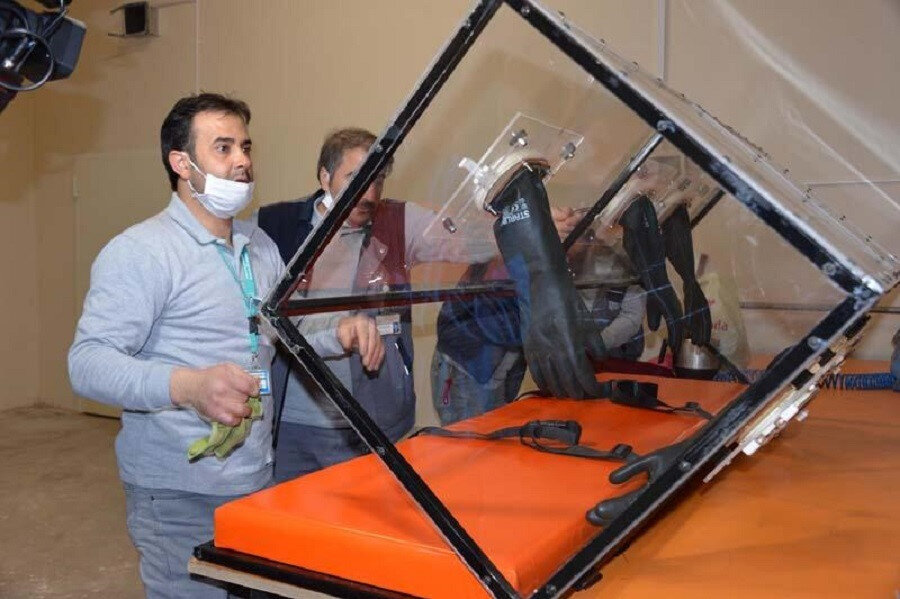 Erzurum Bölge Eğitim ve Araştırma Hastanesi çalışanları izolasyon sedyesi üretti