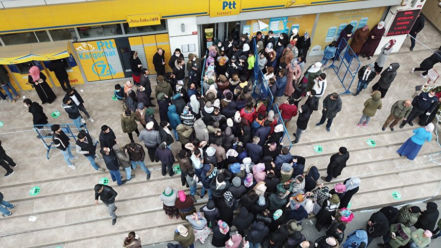 PTT şubelerinde büyük yoğunluk yaşandı