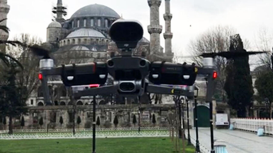 Drone Sultan Ahmet Meydanı'nda vatandaşlara uyarıda buluınuyor