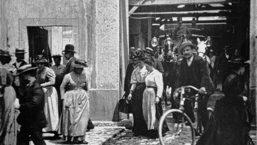 Louis ve Auguste Lumiere kardeşlerin 45 saniyelik filmi, Lumiere Fabrikasından Çıkan İşçiler.