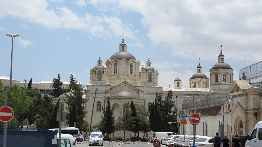 Rus Ortodoks kilisesinin içinde yer aldığı, civardaki bazı binaların İsrail hükumet binası olarak kullanıldığı Batı Kudüs’teki Russian Compound bölgesi (El-Meskubiyye).