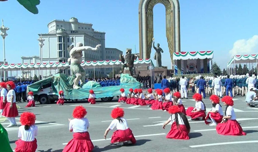 Tacikistan'da koronavirüs tedbirilerine rağmen Nevruz kutlamaları coşkuyla geçti.