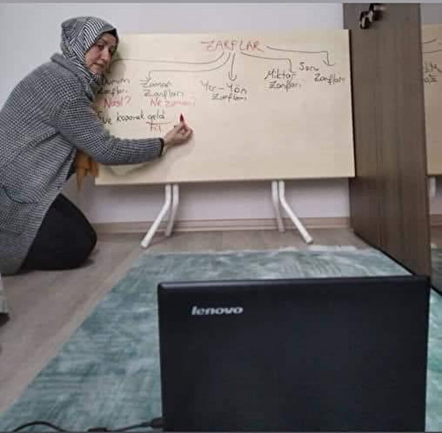 Melike öğretmen bilgisayar vasıtasıyla uzaktan eğitim veriyor