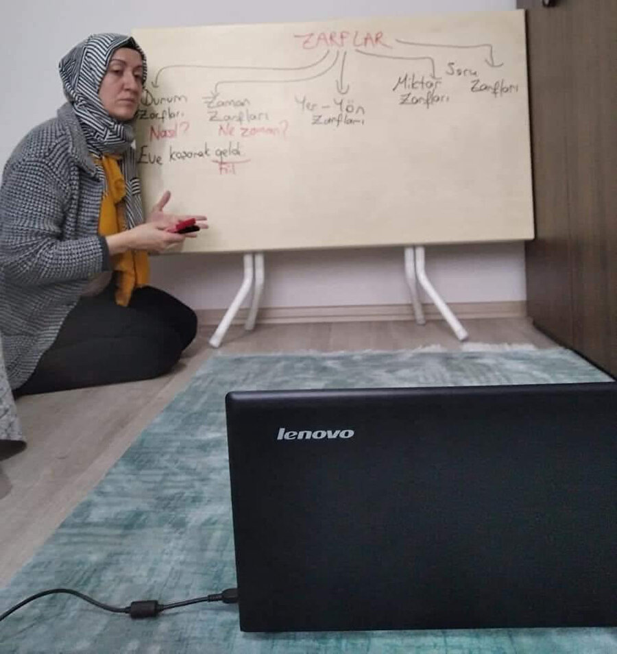 Türkçe Öğretmeni Melike Büyük Dinçer öğrencilerine masadan yapılma tahtasıyla uzaktan eğitim veriyor