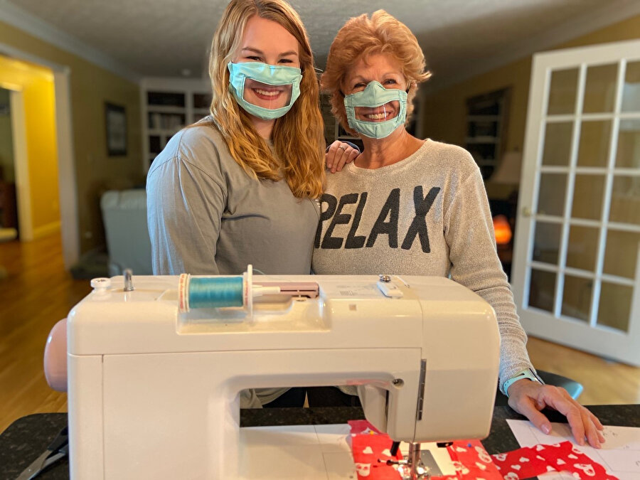 Ashley ve annesi işitme engelliler için maske üretiyor