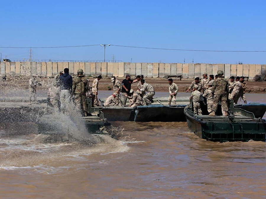 Taci Askeri Üssü’nde Irak askerleri ve ABD öncülüğündeki koalisyon güçlerinin ortak tatbikatı.
