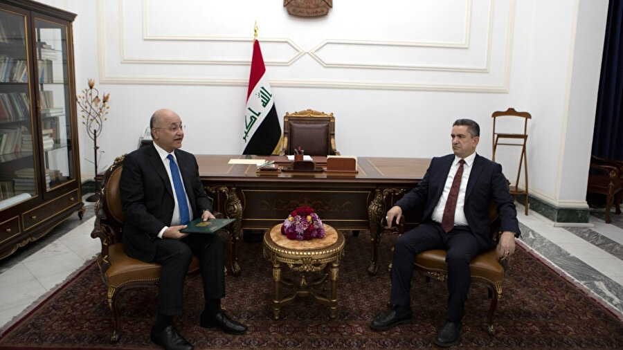 Irak Cumhurbaşkanı Berham Salih’in (solda) hükümeti kurmakla görevlendirdiği Necef eski valisi Adnan ez-Zurfi ile 17 Mart’taki görüşmesi.
