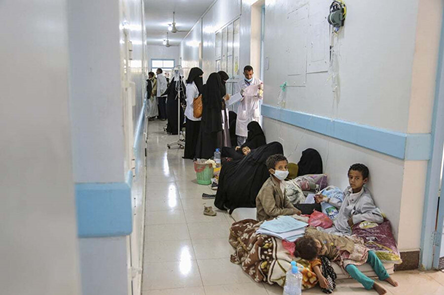 Kolera şüphesiyle hastaneye başvuran hastalar koridorda sıra beklerken görülüyor.
