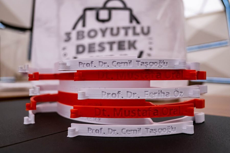 Koronavirüsten ölen doktorların isimlerinin olduğu siperlikler