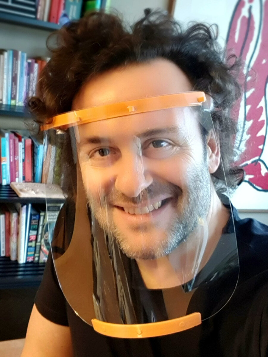 Karikatürist Erdil Yaşaroğlu da 3D yazıcısı ile siperlik üreterek destek oldu