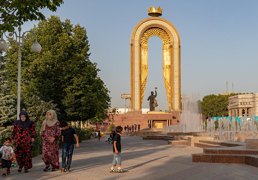 Virüsün Çin'in sınır komşusu olan Tacikistan'da görülmemesi şaşkınlık yaratıyor.