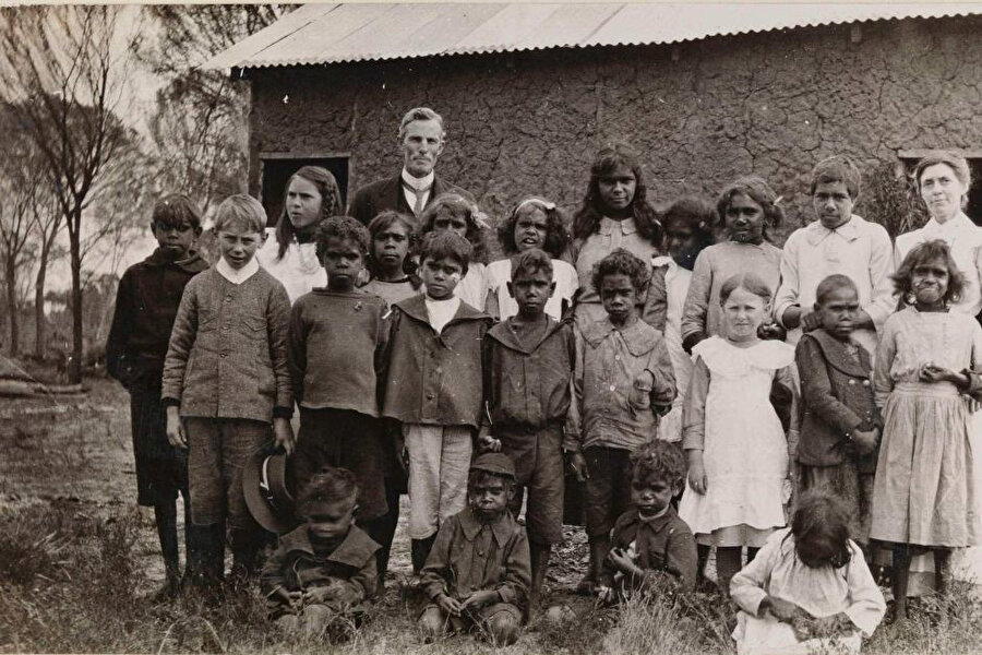Aborijin tarihinin en şiddetli travmalarından birini de “çalınan kuşaklar” oluşturuyor. Bu tabir, 1869-1969 yılları arasında asimilasyon amacıyla ailelerinden zorla koparılarak beyazlara ve kilise okullarına verilen Aborijin çocukları anlatıyor.