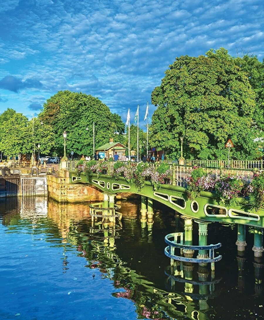 12 bin çeşit bitkinin yaşadığı Botanik Bahçesi 175 hektarlık alanıyla İsveç'in en büyük tabiat parkıdır