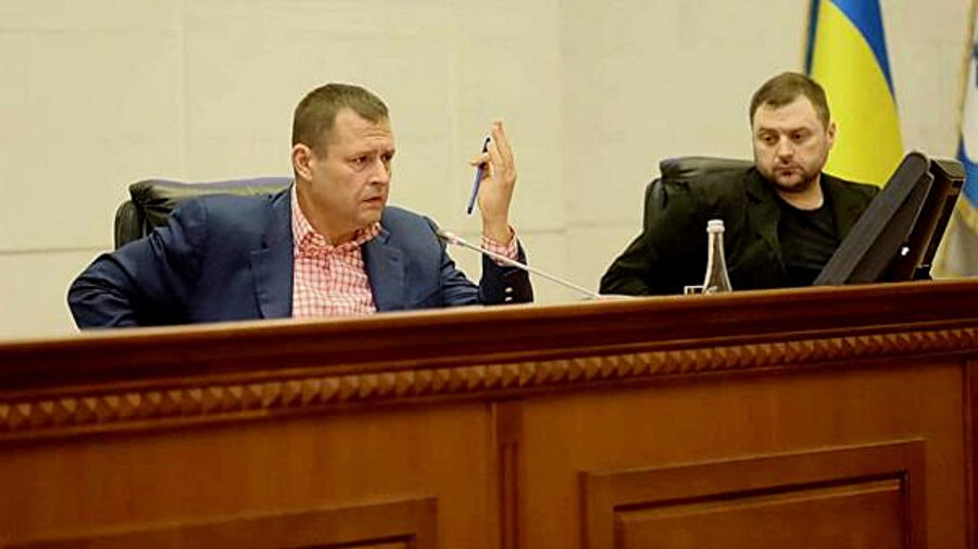 Ukrayna'da bir belediye başkanı kurallara uymayanları uyarmak için mezar kazdırdı