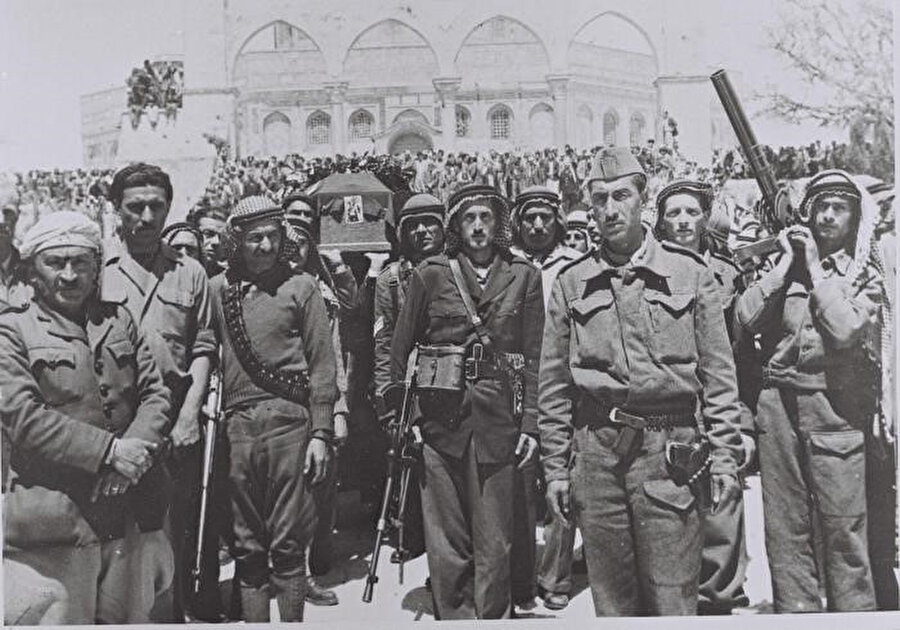 Abdulkadir Hüseyni'nin Mescid-i Aksa'nın avlusundaki cenaze töreni.