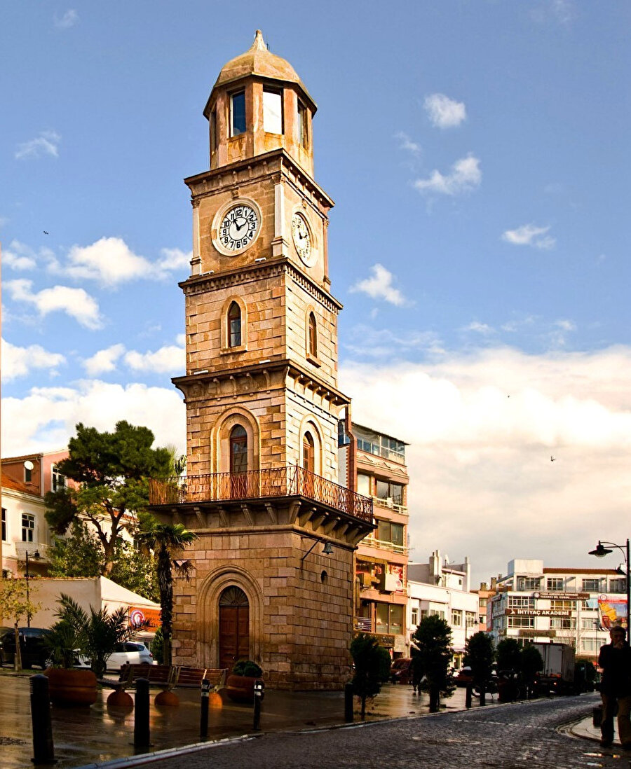 Çanakkale şehir merkezinin Saatli Kulesi, Sancakbeyi Cemil Paşa tarafından 1896'da yaptırılmıştır ve kule 20 metre yüksekliğinde, beş katlıdır.
