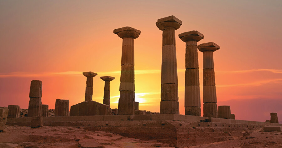 Athena Tapınağı, MÖ 900'lerde kurulan bu kentte Dorik yapılı bir tapınaktır.