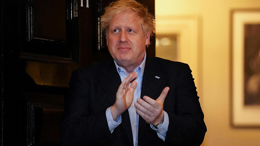 Başbakanlık konutunda sağlık çalışanlarını alkışlayan Johnson'ın hastalıktan oldukça etkilendiği dikkati çekmişti