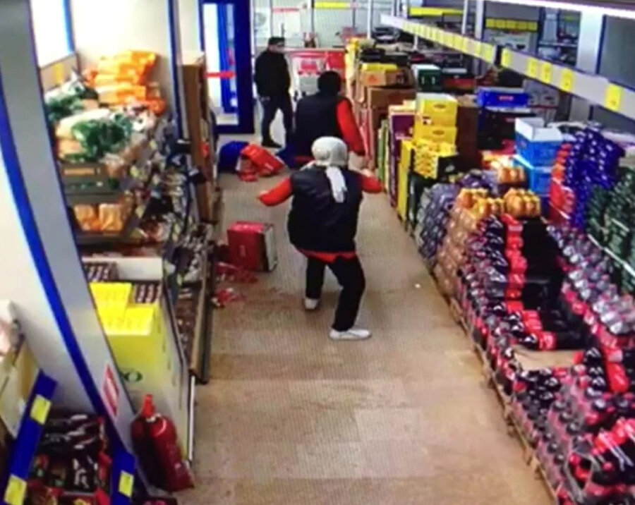 Avcılarda maske takmadığı için uyarılan bir kişi marketi birbirine kattı.