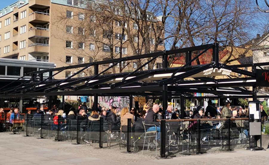 İsveç'te Kovid-19 nedeniyle karantina ve sokağa çıkma gibi uygulamalar yok. 4 Nisan 2020, Stockholm