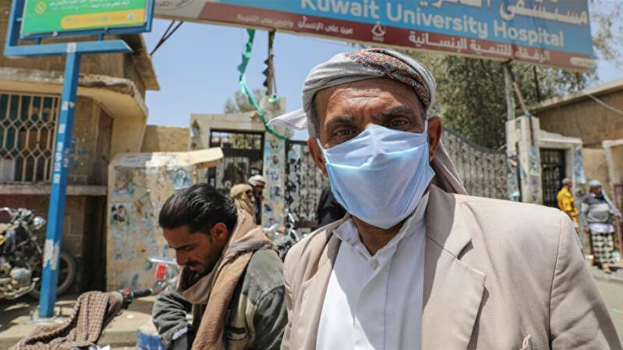 Başkent San'a'da bir Yemenli koronavirüs hastaları için ayrılan hastaneden ayrılırken görülüyor.