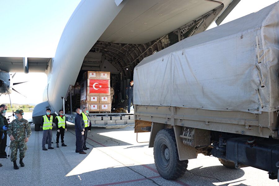 Bu sabah Etimesgut Askeri Havaalanı'ndan kalkan A400M tipi kargo uçağı Sırbistan, Bosna Hersek ve Karadağ’a ardından Kuzey Makedonya’ya yardımları ulaştırdı.