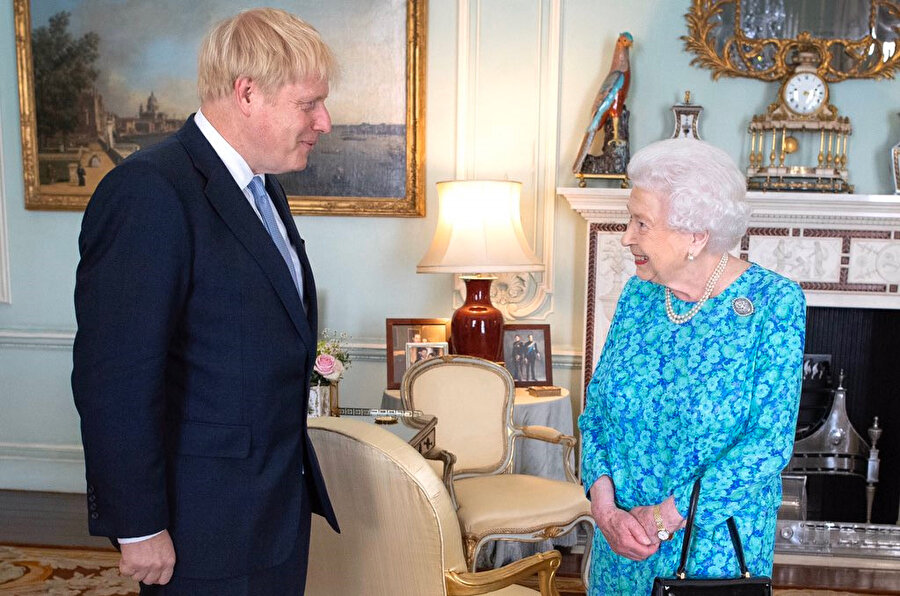 Başbakan Boris Johnson Kraliçe II. Elizabeth ile konuşurken görünüyor.