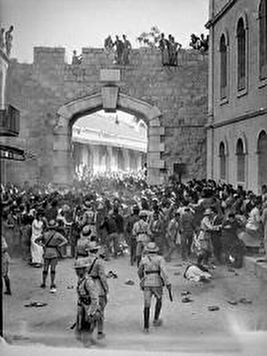 1933, Yeni Kapı.