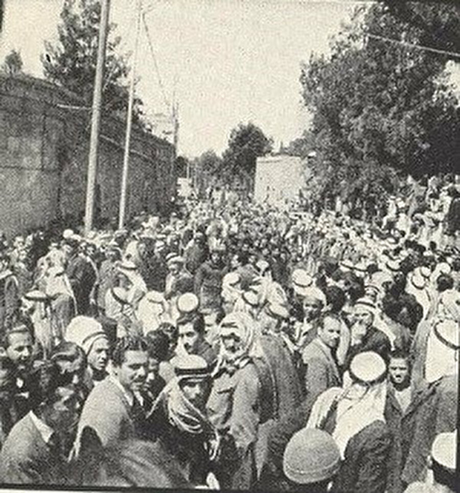 Abdulkadir Hüseyni'nin Cenazesinin evden çıkarılma anı, Zehra Caddesi.