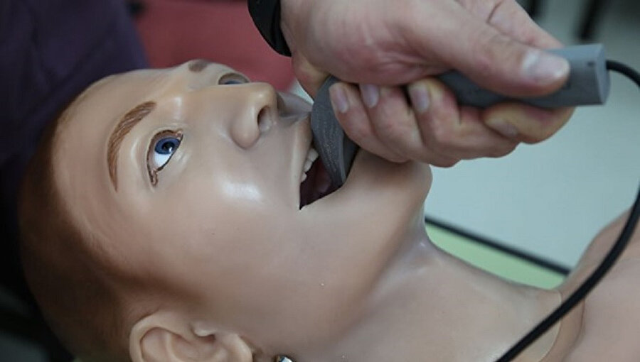 Video laringoskop cihazının prototipi cansız manken üzerinde denenirken