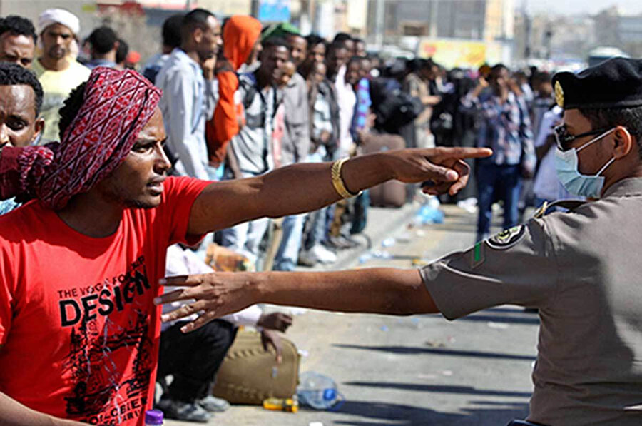 Suudi Arabistan polisi yasa dışı göçmen işçilerle karşı karşıya. 
