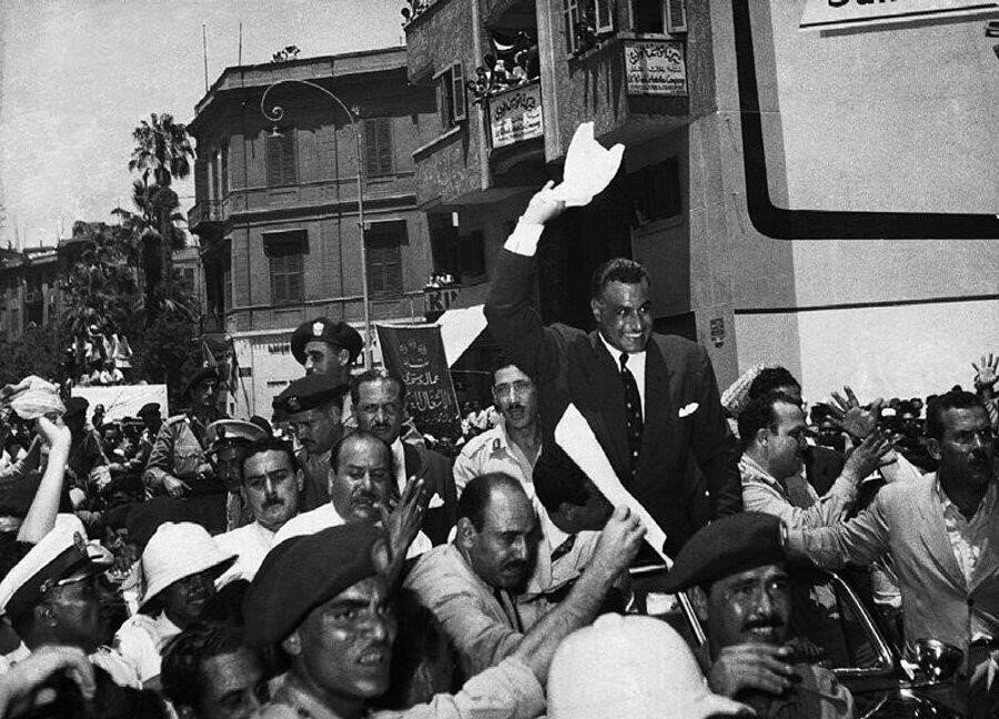 Mısır Cumhurbaşkanı Nâsır, Süveyş Kanalının millileştirildiğini ilan ettikten sonra halkı selamlarken görülüyor. (Kahire, 1956) 