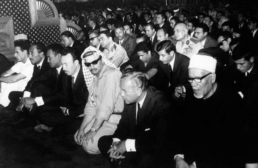 Nâsır'ın cenaze töreninde hazır bulunanlar arasında; Arafat (sağdan üçüncü) ve Enver Sedat ( soldan ikinci). 