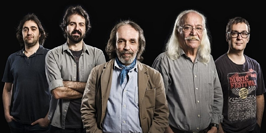 Murat Ses ve Aziz Azmet tarafından kurulan grup 1960'lı ve 1970'li yıllarda çıkardıkları albümlerle büyük başarı sağladılar ve Anadolu rock müziğininde gelişmesinde önemli bir yer edindiler.