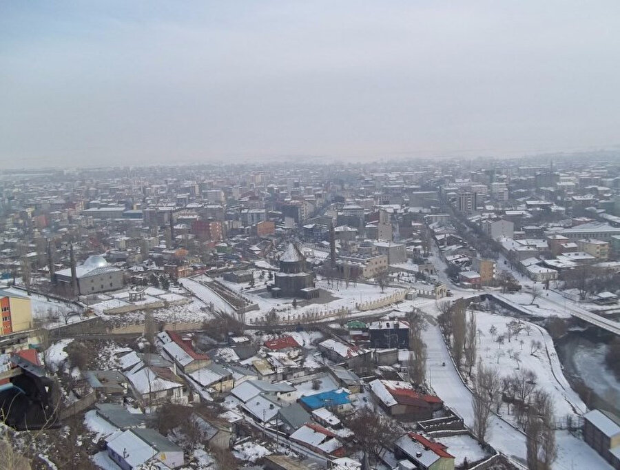 Kars manzarası eşliğinde Kale Kafe