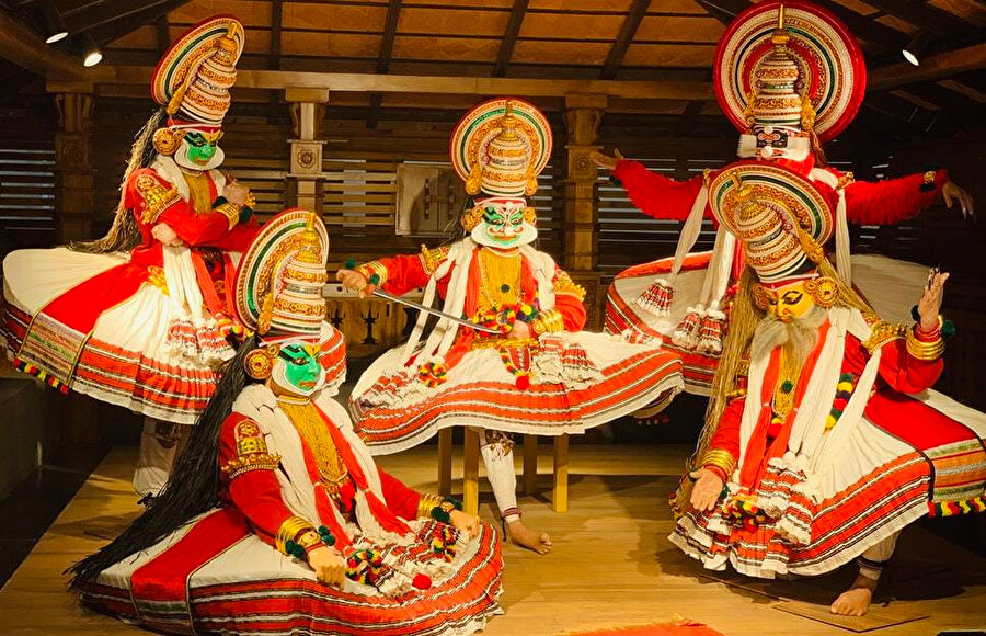 Eşsiz, rengarenk kıyafetleri ile Kathakali dansçılarının muhteşem gösterisi.