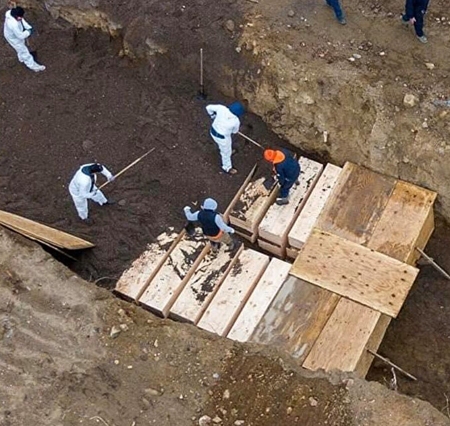Hart ve Rikers Adası'nda drone ile çekilen görüntülerde koronavirüs nedeniyle ölenler için toplu mezar kazıldığı görüldü