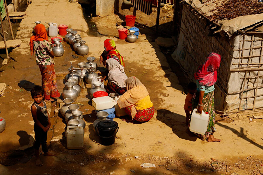 Rohingya Müslümanlarına ev sahipliği yapan, Bangladeşteki kamplarda binlerce kişi aynı musluğu kullanıyor.