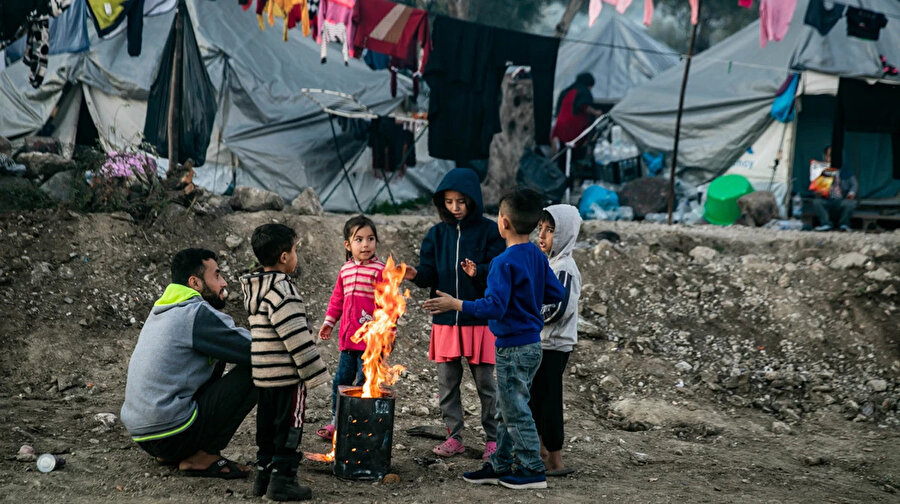Afganistan ve Suriye gibi çatışma ve kaosun sürdüğü coğrafyalardan gelen mülteciler Yunanistan'daki kamplarda odun ateşiyle ısınmaya çalışıyor.