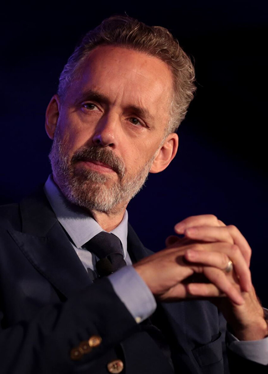 Jordan B. Peterson'u kimisi konuşma özgürlüğü şehidi olarak görürken, bazıları da onu transfobik olarak tanımlıyorlar. 