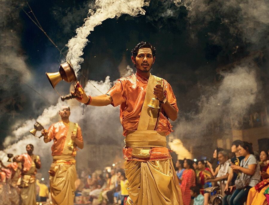 Aarti kutsal Ganj ve tanrılar için gerçekleştirilen bir ateş senfonisi. Tören, her akşam ve her sabah gün doğumunda Ganj Nehri’nin kıyısında Dasaswamedh Ghat üzerinde yapılıyor. 