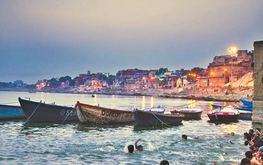 Varanasi, dindar Hinduların özellikle tercih ettikleri yerdir. Birçok inanan, 2.500 yıldan bu yana hac için buraya gelir.