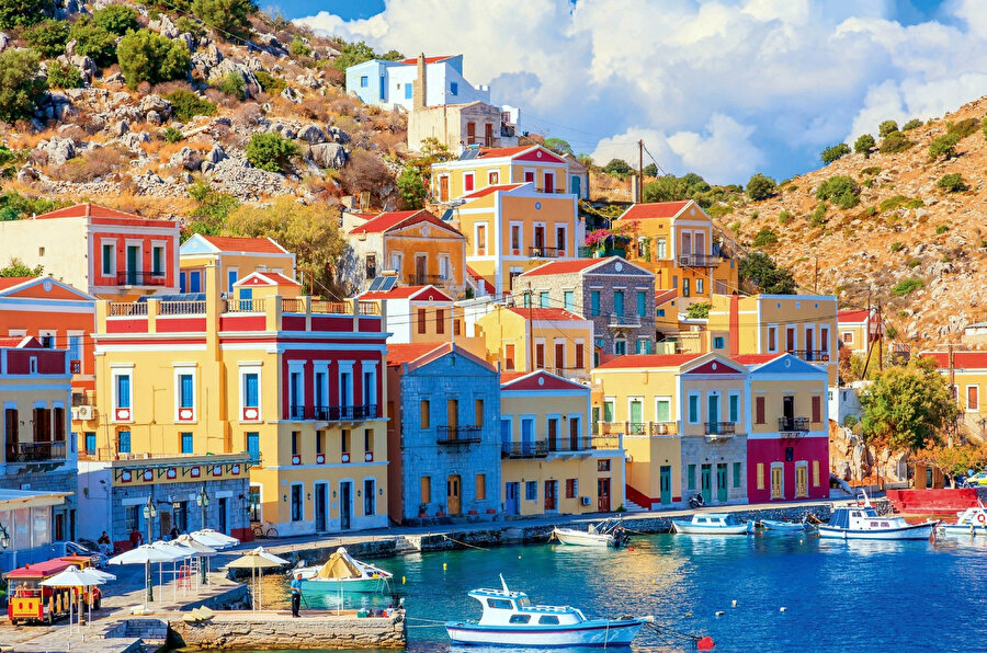 Yunanca ismi ile (Simi), Osmanlı türkçesi ile (Sömbeki) olan ada, Ege Denizi ile Akdeniz’in buluştuğu bölgede küçük fakat tarihî bir adadır.