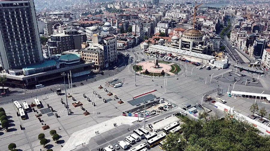 Sokağa çıkma yasağıyla caddeler, meydanlar boş kaldı