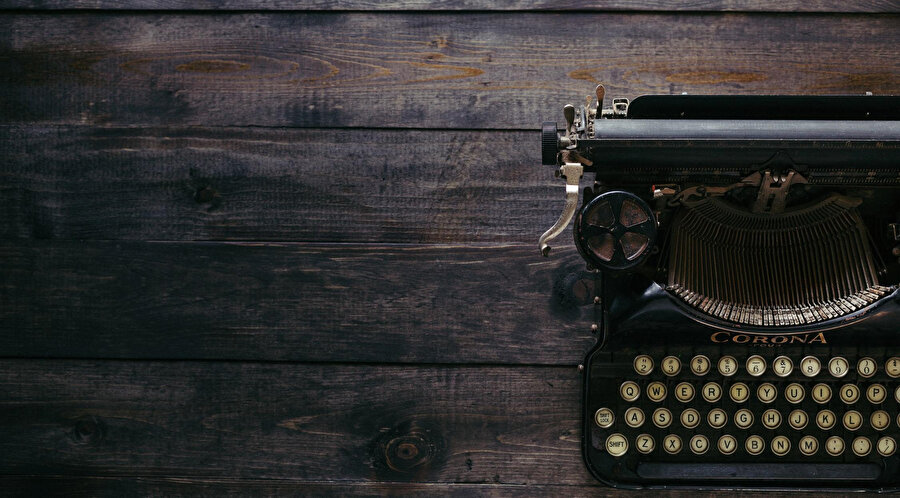 Son güzel günlerimizde şiir vardı. Daktilo vardı.