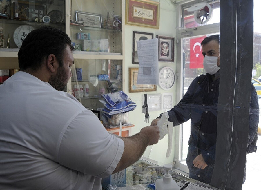 Eczanelerde maske satışı