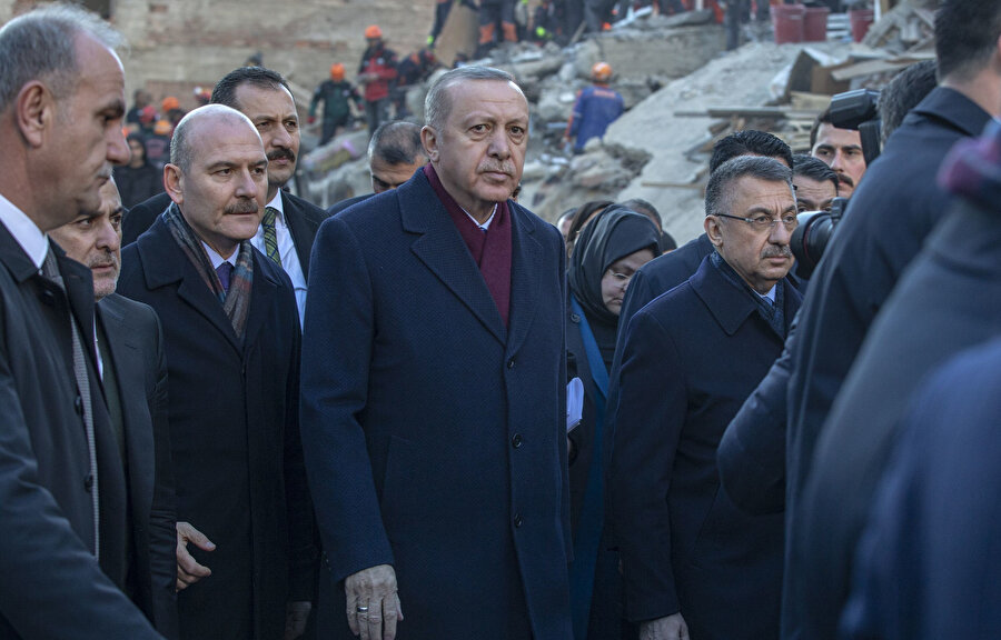 Cumhurbaşkanı Erdoğan ve İçişleri Bakanı Süleyman Soylu Elazığ'da depremzedeler için yürütülen çalışmaları incelerken (Arşiv)