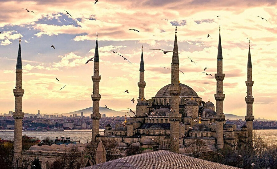 Sultanahmet Camii, çünkü uçmaya hazır, gökyüzüne kanatlanmış bir izlenim veriyor.