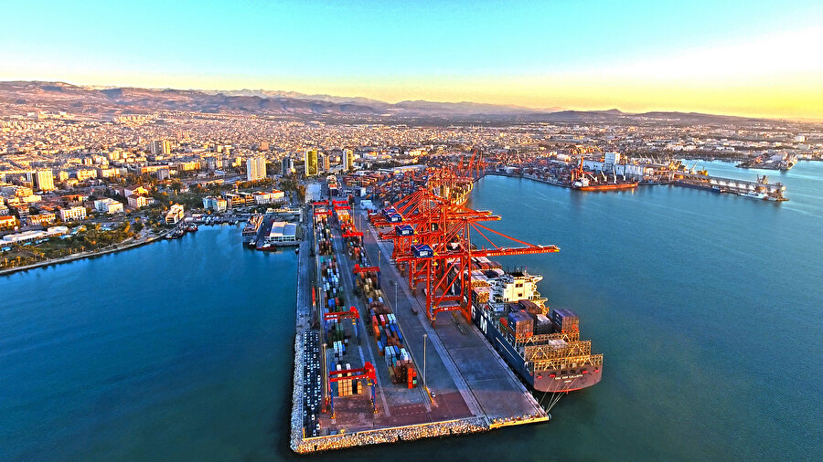 Akdeniz'de ticaretin kalbinin attığı yer, Mersin Limanı.