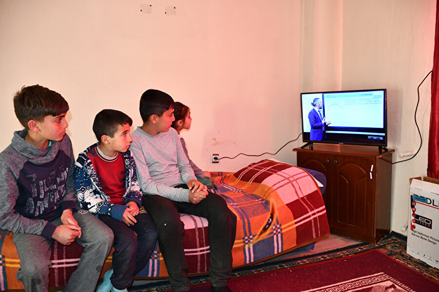 Televizyonları olmadığı için EBA TV'yi izleyemeyen kardeşlere Türk Kızılay aracılığıyla televizyon yardımında bulunulmuştu.